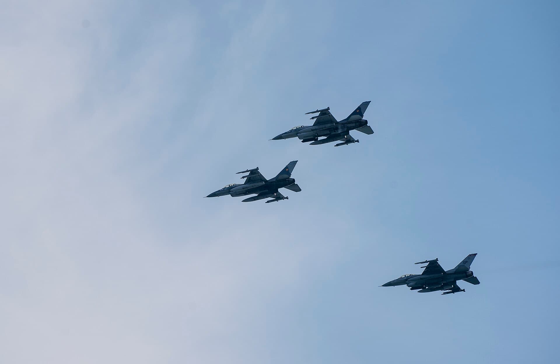 Avioane F-16 ale Forțelor Aeriene Române și americane în zbor de formație (Foto de arhivă: Staff Sgt. Jacob Wongwai / Public domain, Wikimedia Commons)