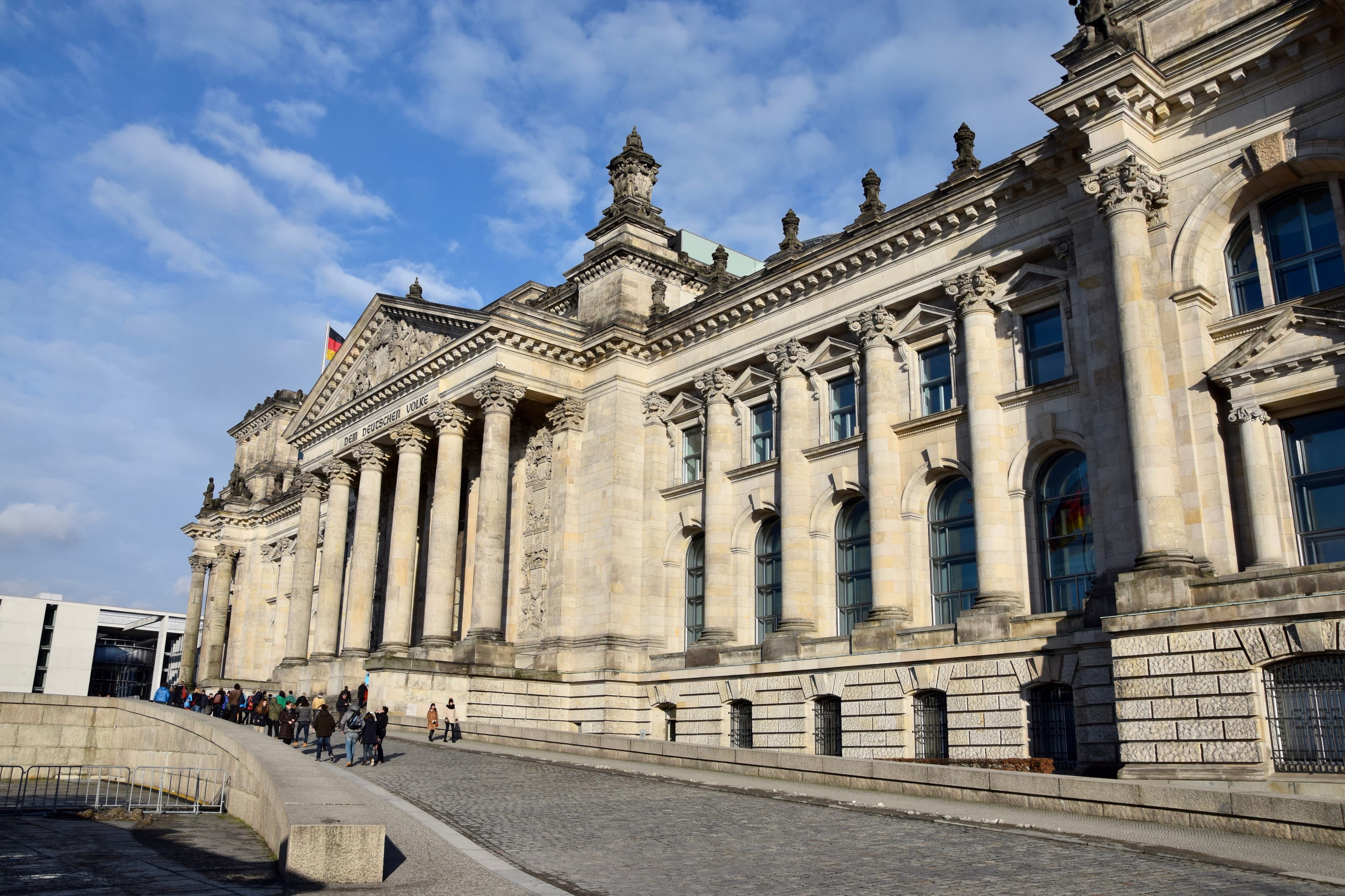 Clădirea Bundestagului din Berlin, sediul Parlamentului german. (Foto: Ank Kumar / BY-SA 4.0, Openverse)