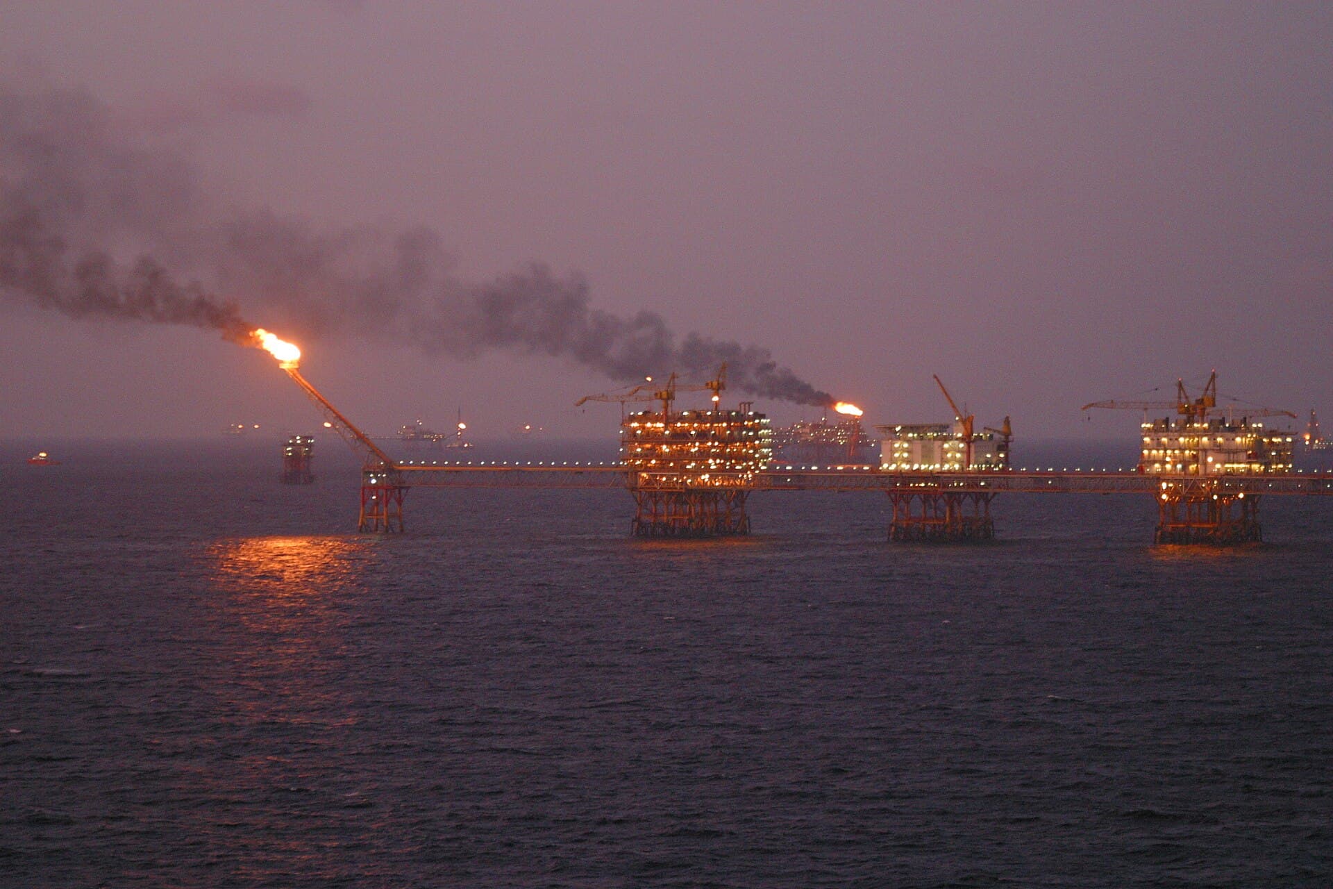 Platformă offshore instalată în Marea Neagră pentru exploatarea gazelor naturale. (Foto de arhivă: Genghiskhanviet / Public domain, Wikimedia Commons)