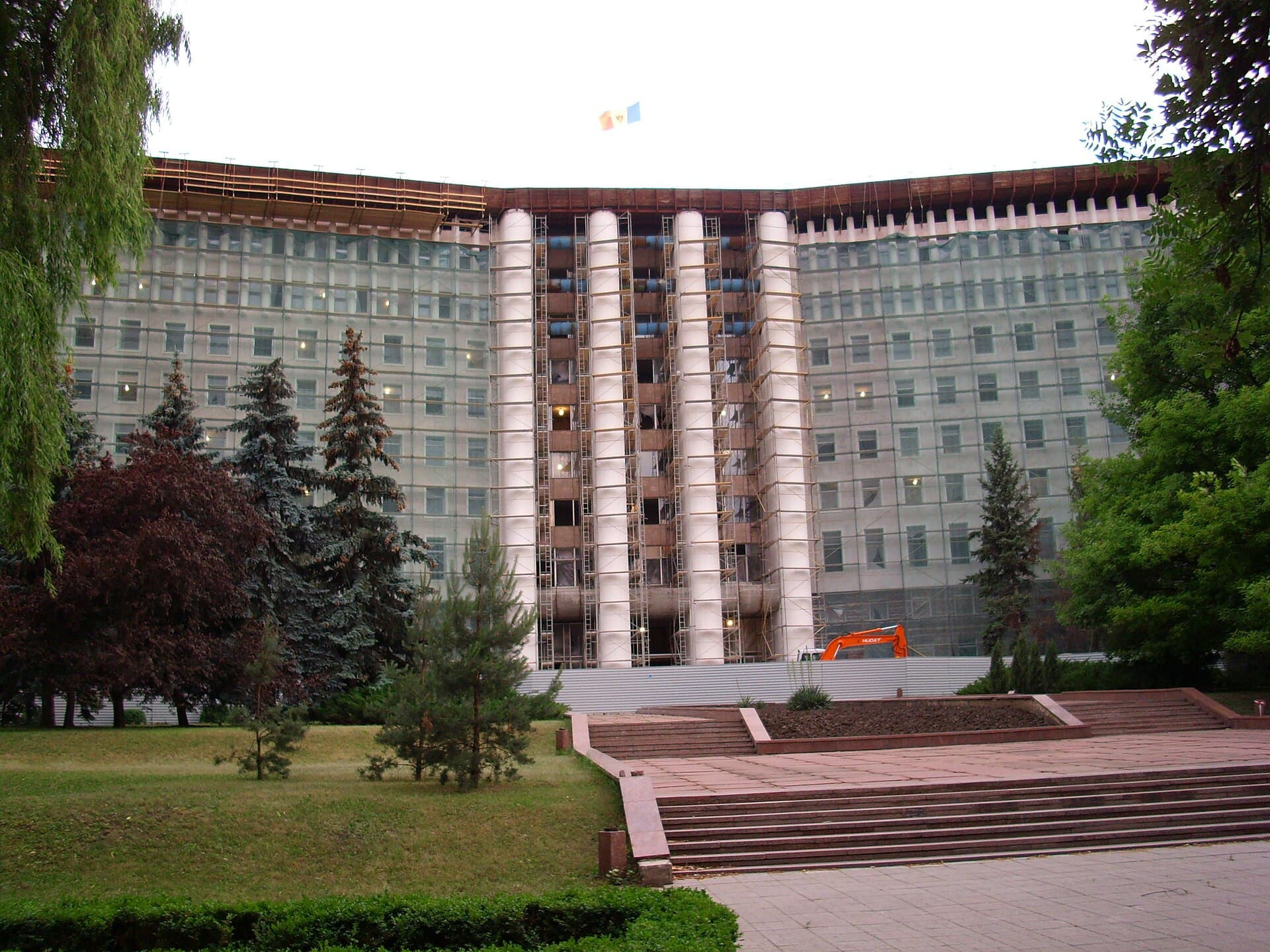 Clădirea Parlamentului Republicii Moldova din Chișinău, locul votului de încredere pentru cabinetul condus de Vasile Tofan. (Foto: Mirek237 / Public domain, Wikimedia Commons)