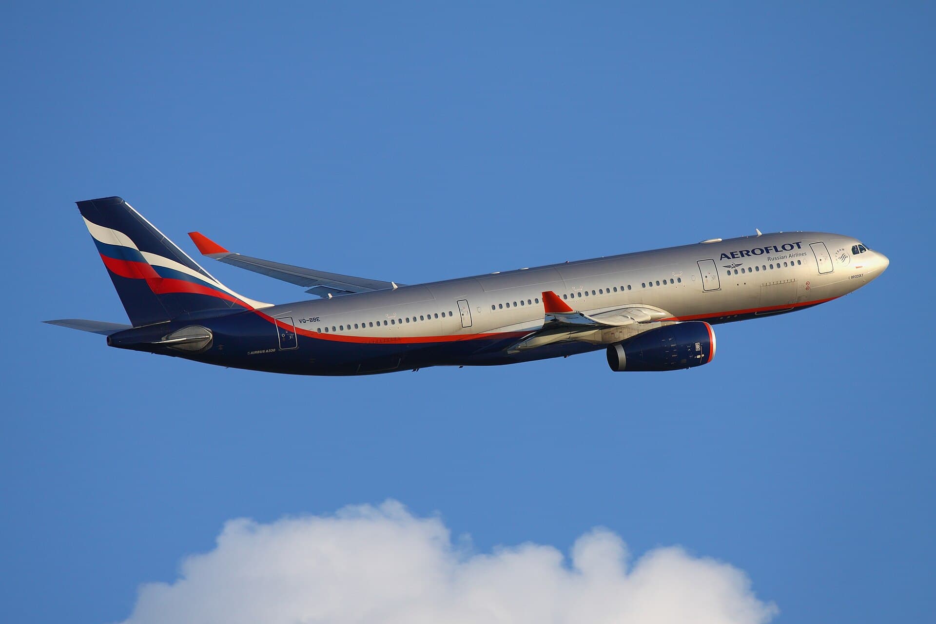 Un avion Airbus prezentat pe o pistă de aeroport. (Foto: Sergey Kustov / CC BY-SA 3.0, Wikimedia Commons)