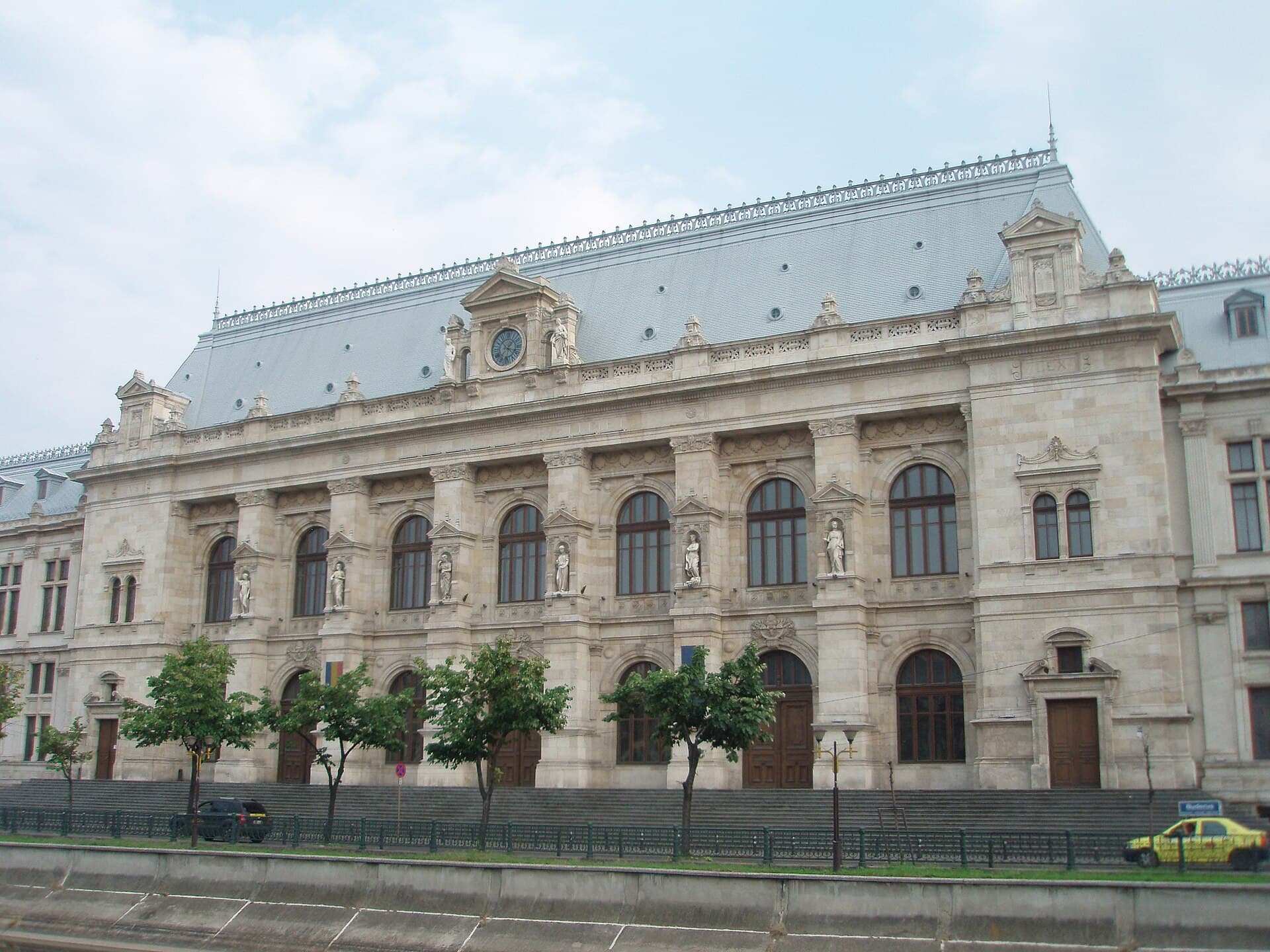 O clădire impunătoare a unei instanțe, probabil Palatul de Justiție, fotografiată din exterior. (Foto: Mister No / CC BY 3.0, Wikimedia Commons)