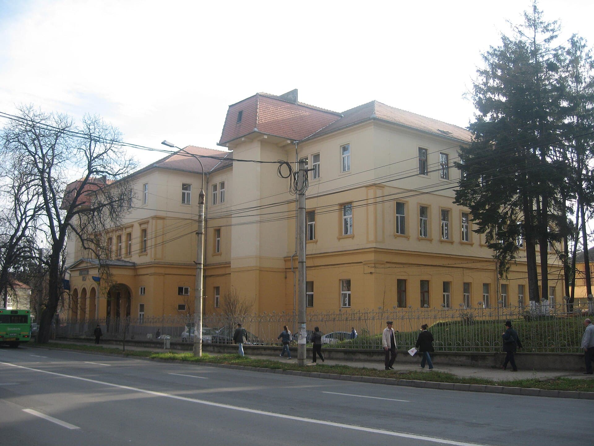 O clădire de spital cu mai multe etaje, văzută din stradă, în Sibiu. (Foto: Cezar Suceveanu / CC BY-SA 3.0, Wikimedia Commons)