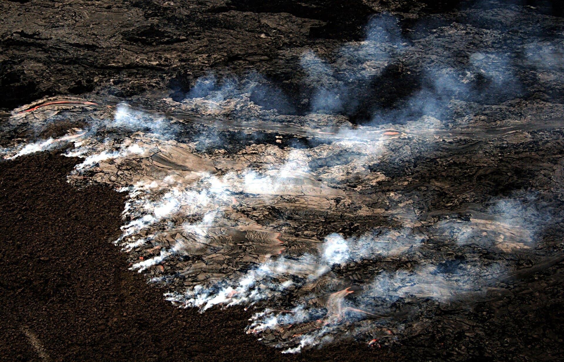 O zonă de vegetație arsă, cu focare și fum care se ridică din teren. (Foto de arhivă: Brocken Inaglory / CC BY-SA 3.0, Wikimedia Commons)