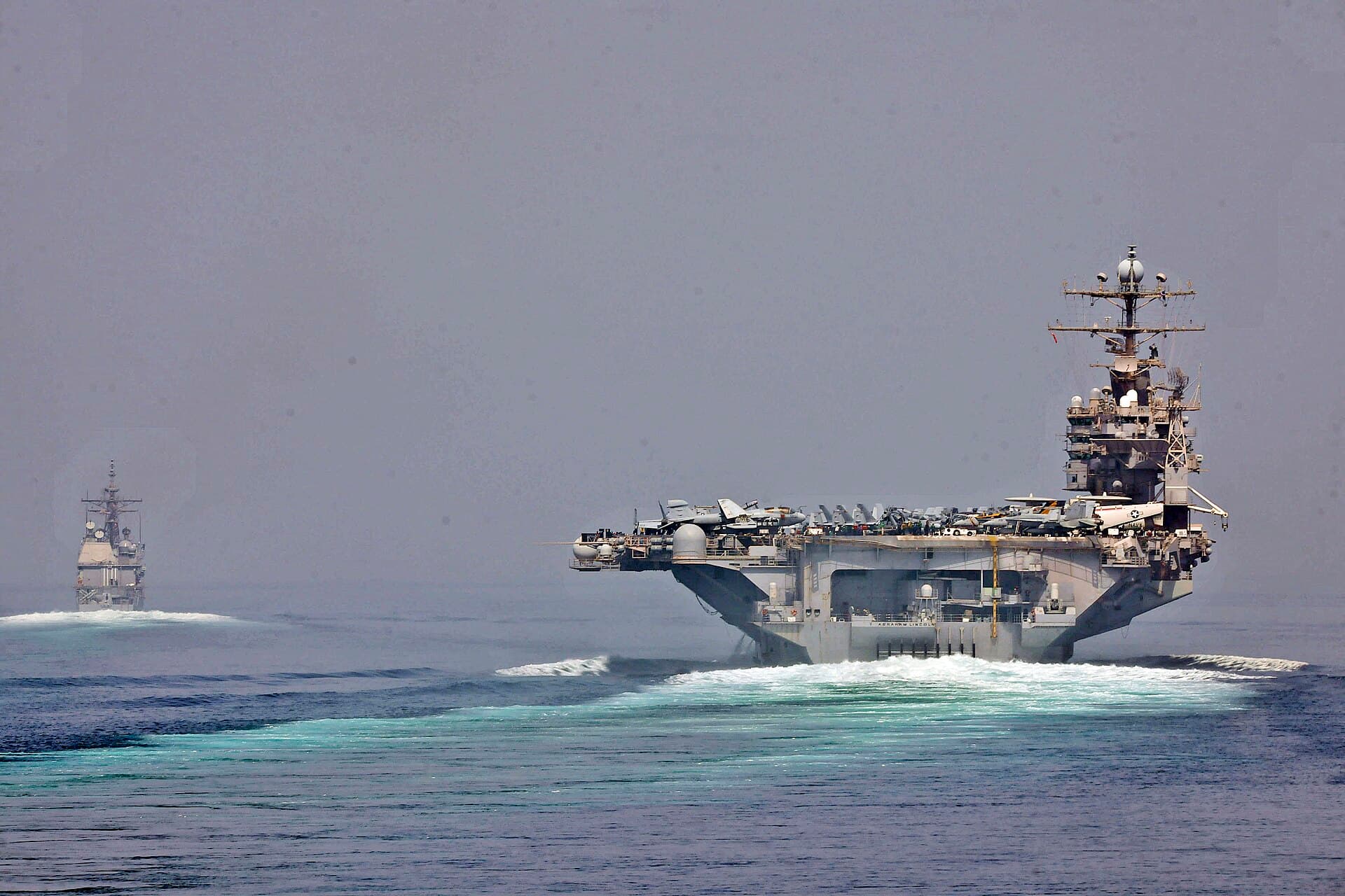 Sinteza zilei, 4 august: Canicula trece de 40 de grade, iar Ormuzul se încinge (Foto: Official Navy Page from United States of America Alex R. Forster/U.S. Navy / Public domain, Wikimedia Commons)