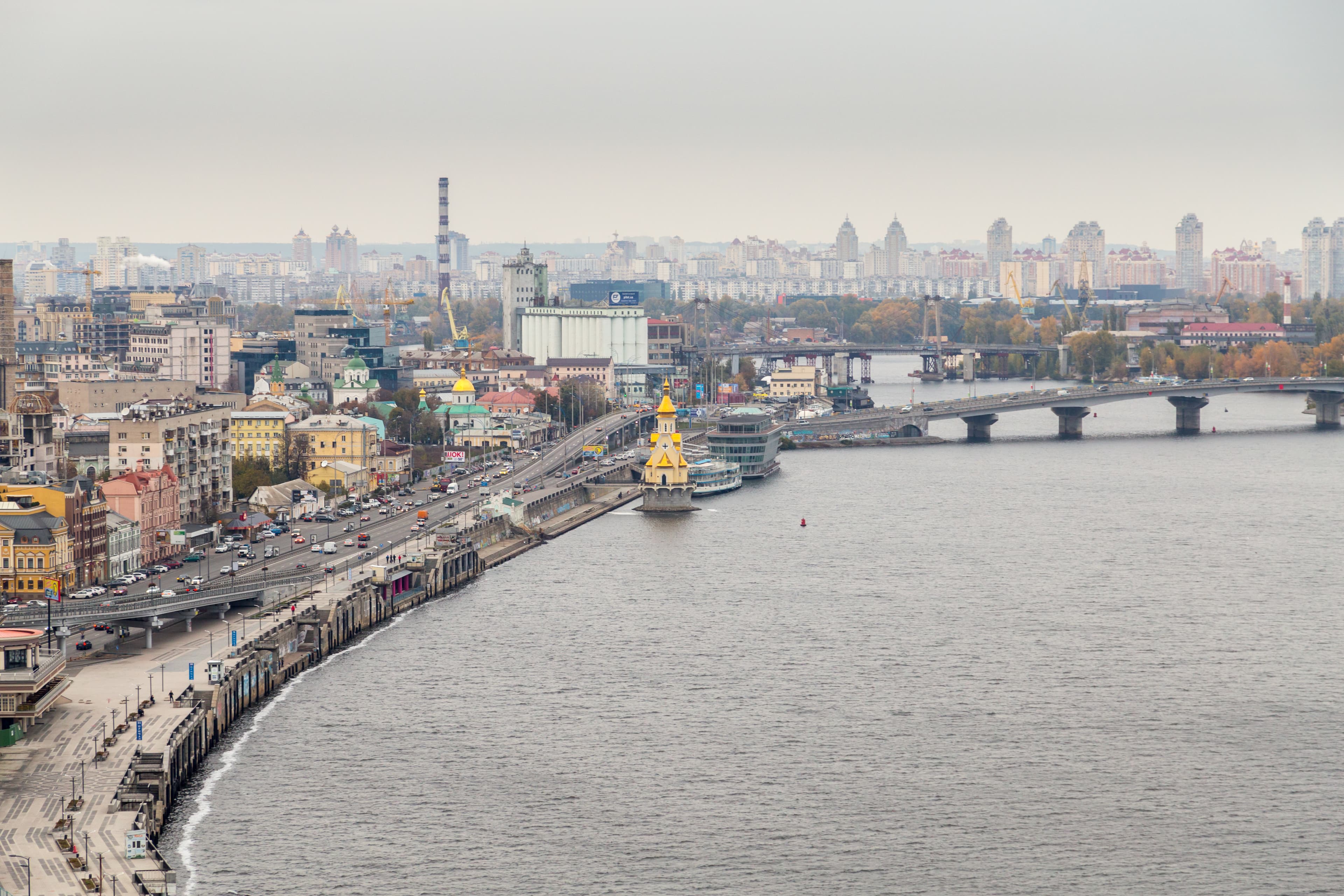 Vedere panoramică asupra Kievului, cu râul Nipru, clădiri și poduri urbane. (Foto: Øyvind Nondal / BY 2.0, Openverse)