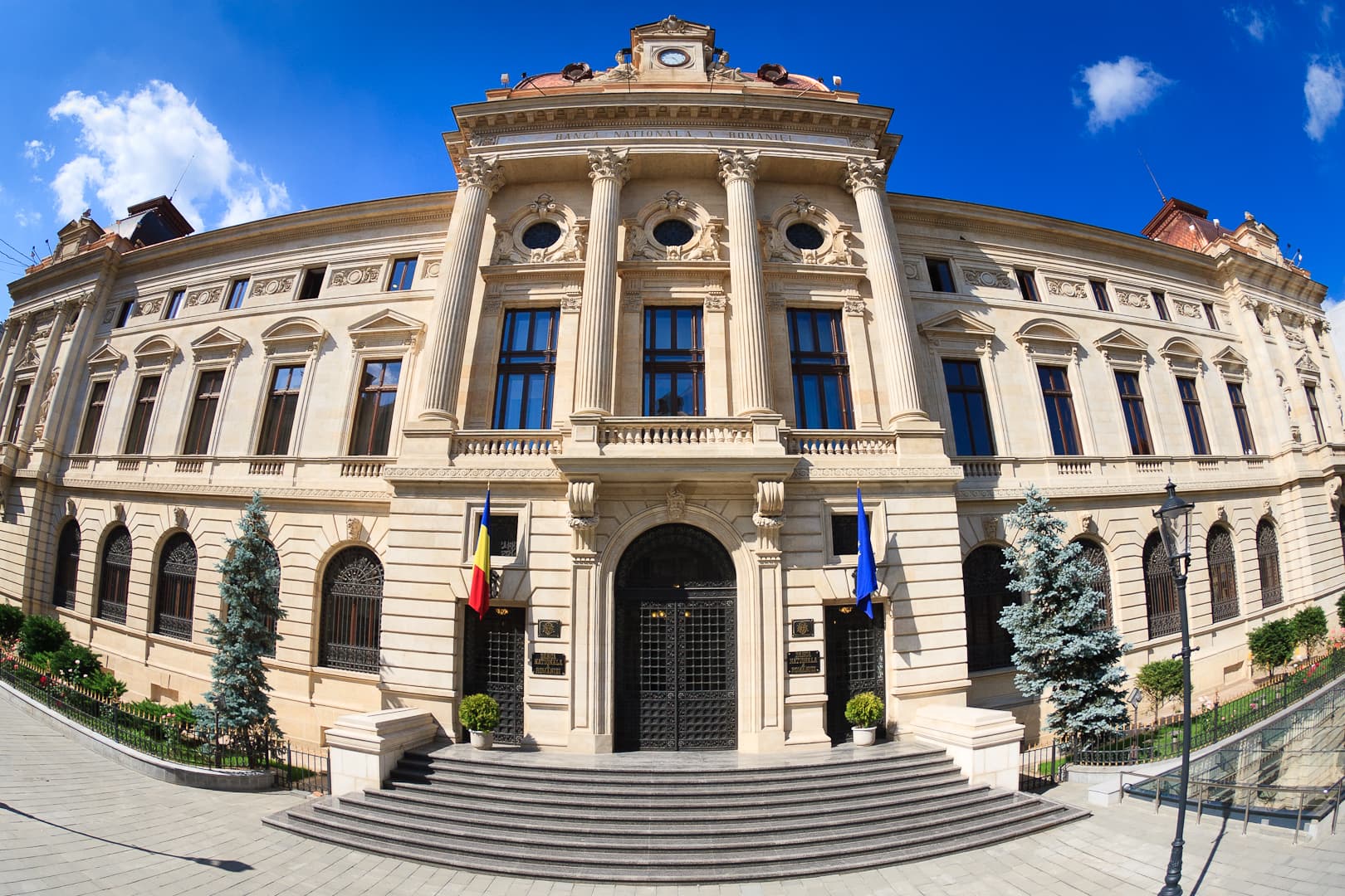 Clădirea Băncii Naționale a României (BNR), cu steagurile României și Uniunii Europene la intrare. (Foto: Mihai Petre / CC BY-SA 3.0 ro, Wikimedia Commons)