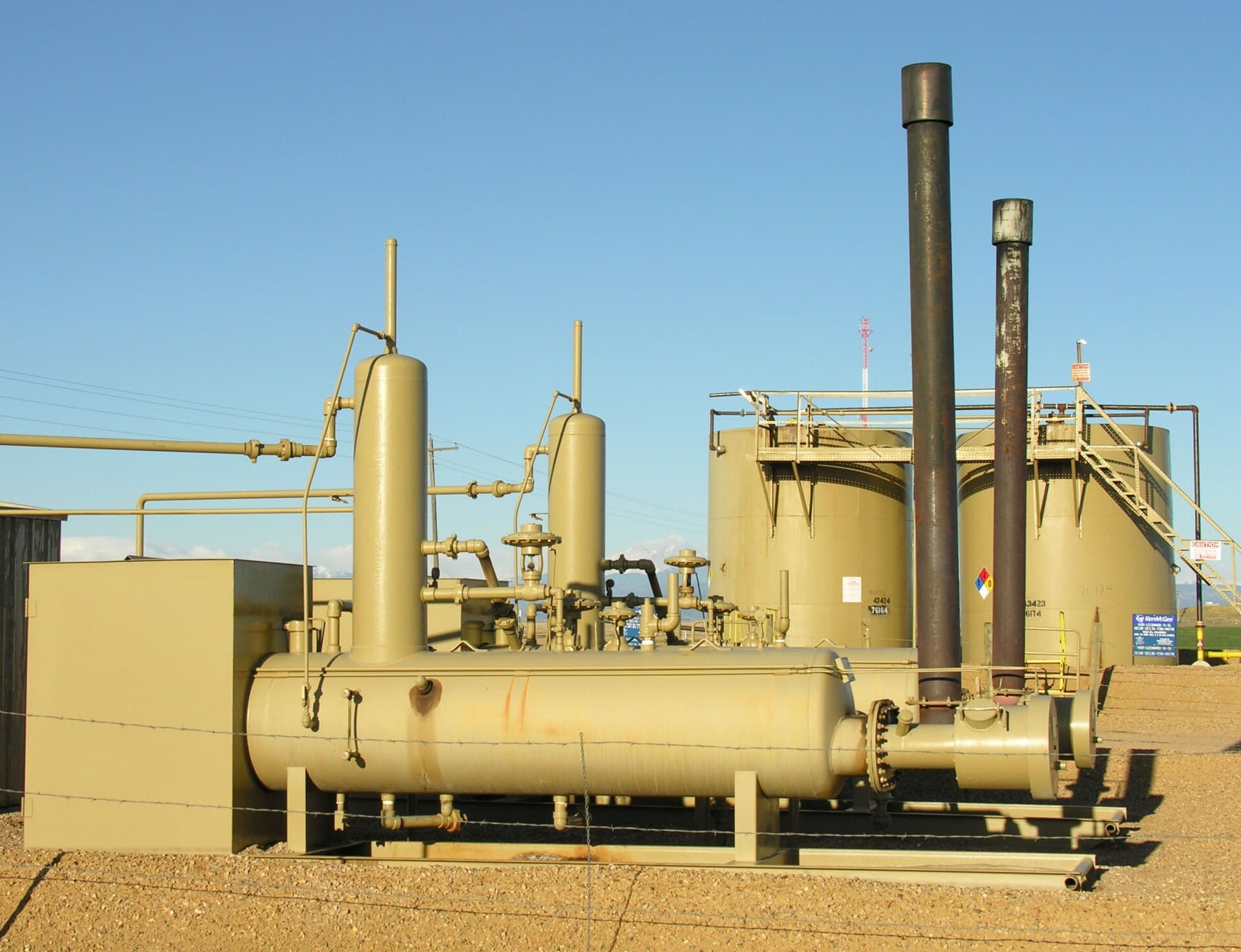 Instalație industrială petrolieră, cu conducte, rezervoare și echipamente de procesare a țițeiului. (Foto de arhivă: Greg Goebel from Loveland CO, USA / CC BY-SA 2.0, Wikimedia Commons)