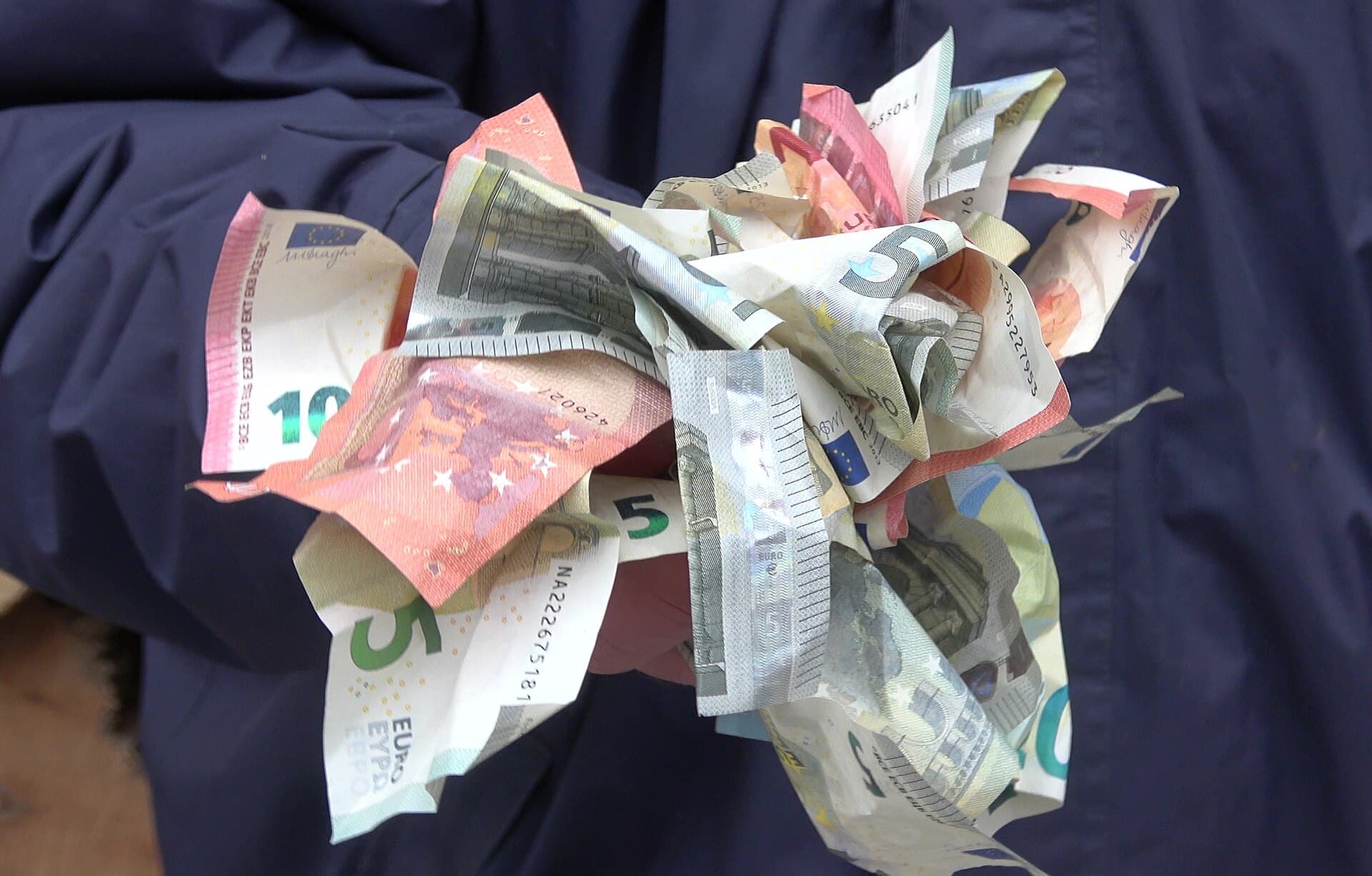 Bancnote euro mototolite, în mai multe cupiuri, fotografiate de aproape. (Foto de arhivă: Misko3 / CC BY-SA 4.0, Wikimedia Commons)