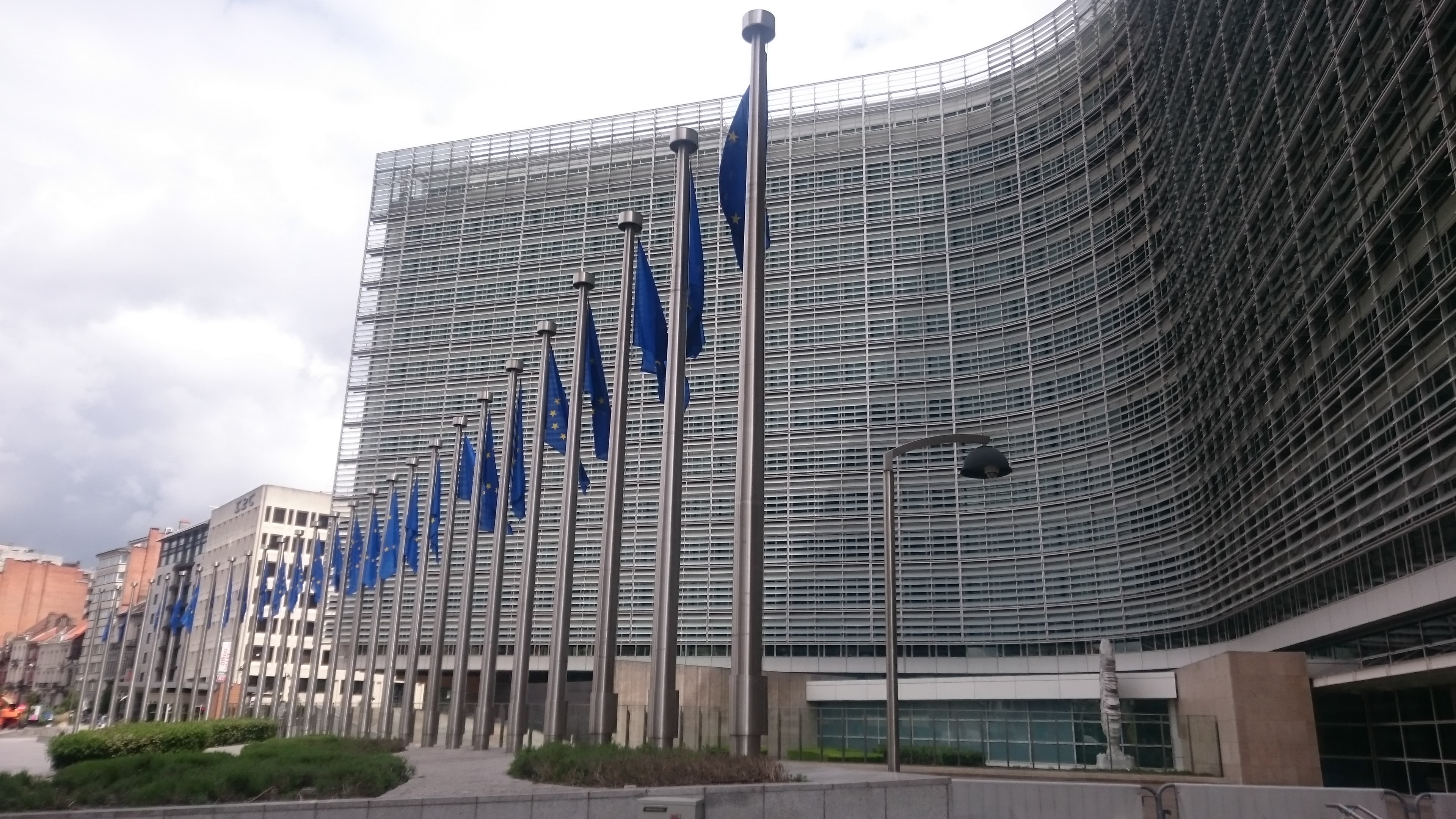 Clădirea instituțiilor Uniunii Europene, cu numeroase steaguri ale statelor membre în față. (Foto: KenSwe72 / BY 4.0, Openverse)