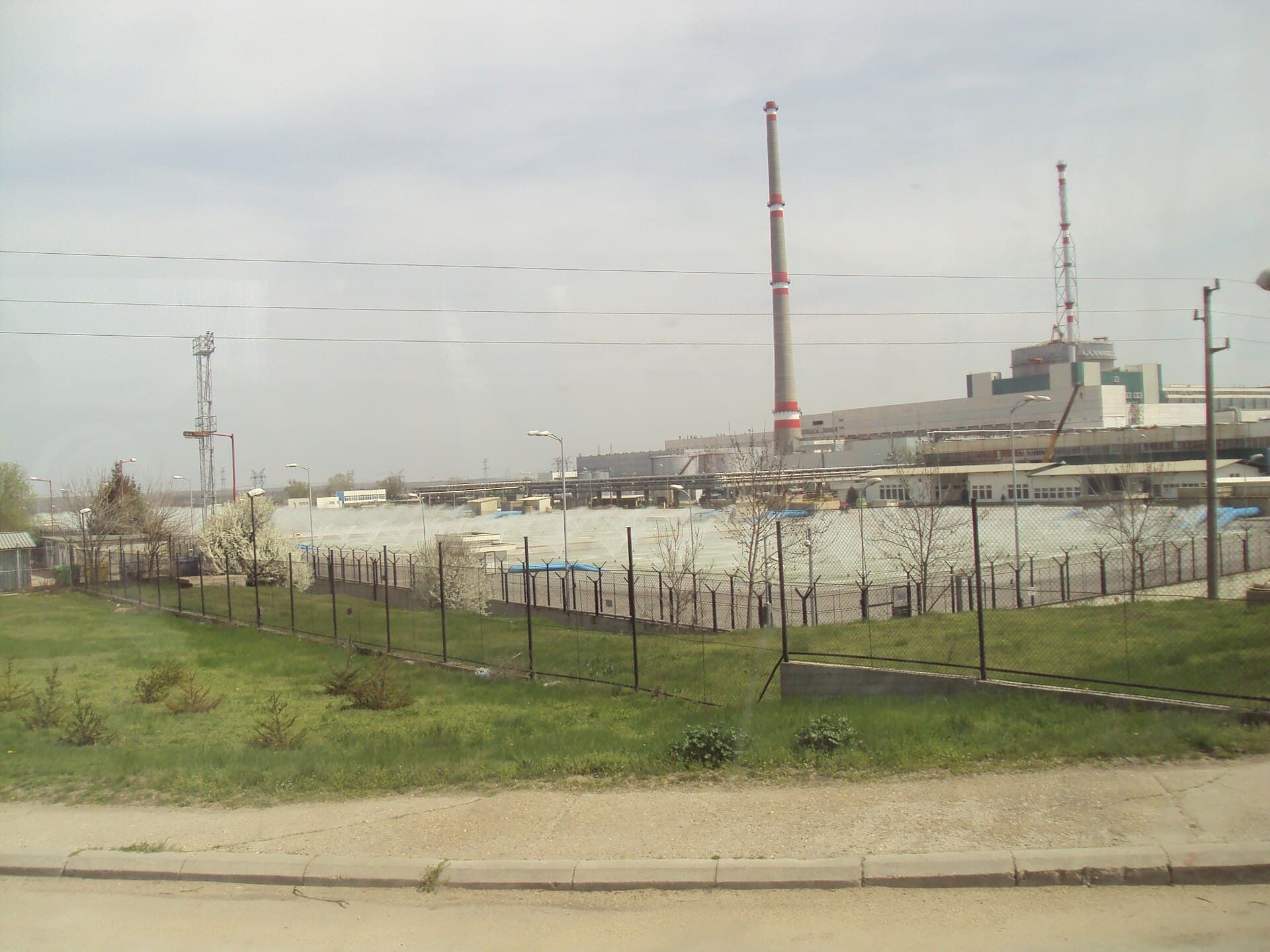 Centrala nucleară Kozlodui, văzută din exterior, cu clădiri industriale și coșuri de fum. (Foto: Vislupus / CC BY-SA 4.0, Wikimedia Commons)