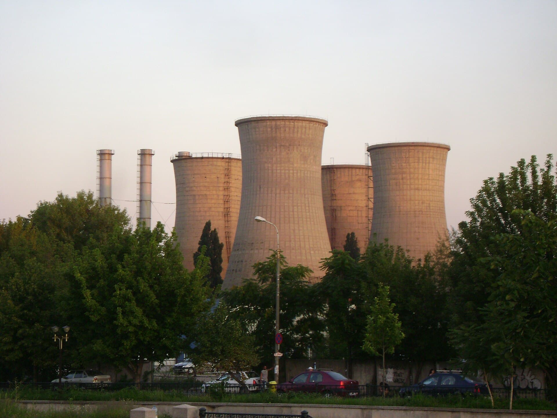 Se vede o centrală electrotermică, cu turnuri de răcire și coșuri industriale, corespunzătoare CET Grozăvești. (Foto: Gabinho / CC BY 3.0, Wikimedia Commons)