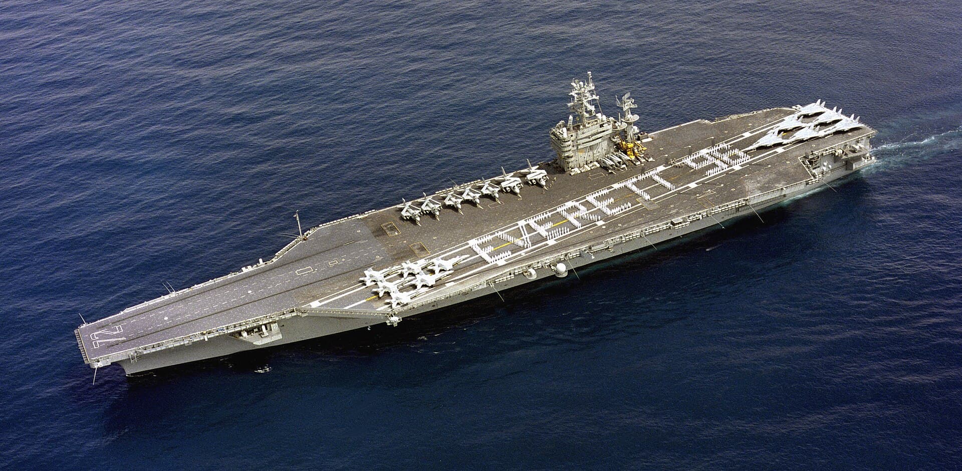 Un portavion militar american, identificabil ca USS Abraham Lincoln, fotografiat de sus pe mare. (Foto: PH2 Geoffrey L. England / Public domain, Wikimedia Commons)