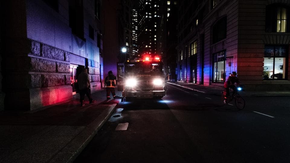 O ambulanță oprită noaptea pe o stradă urbană, cu luminile de urgență aprinse. (Foto ilustrativă: Osman Rana / CC0 1.0, Openverse)