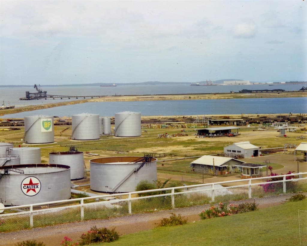 Rezervoare industriale pentru depozitarea petrolului, într-un terminal petrolier de coastă. (Foto de arhivă: Queensland State Archives / PDM 1.0, Openverse)