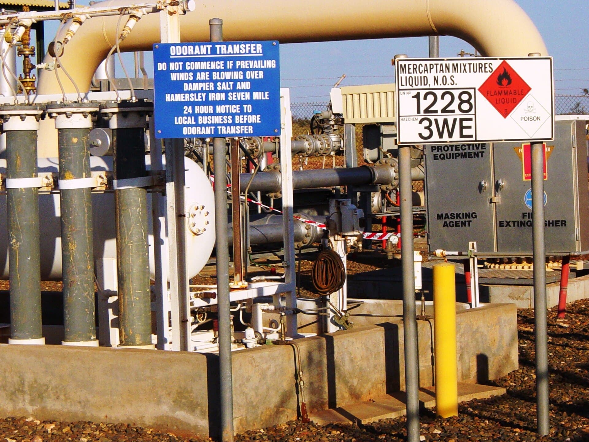 Instalații industriale de gaze și conducte, cu indicatoare de avertizare privind substanțe periculoase. (Foto de arhivă: Glen Dillon / CC BY 3.0, Wikimedia Commons)