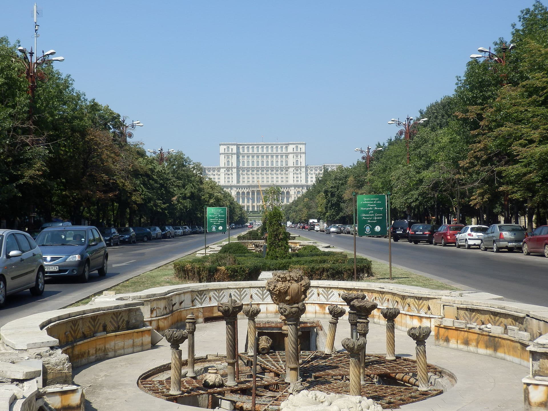 Palatul Parlamentului, văzut de pe bulevard, cu o fântână în prim-plan (Foto: Stefan Jurca from Munich, Germany / CC BY-SA 2.0, Wikimedia Commons)