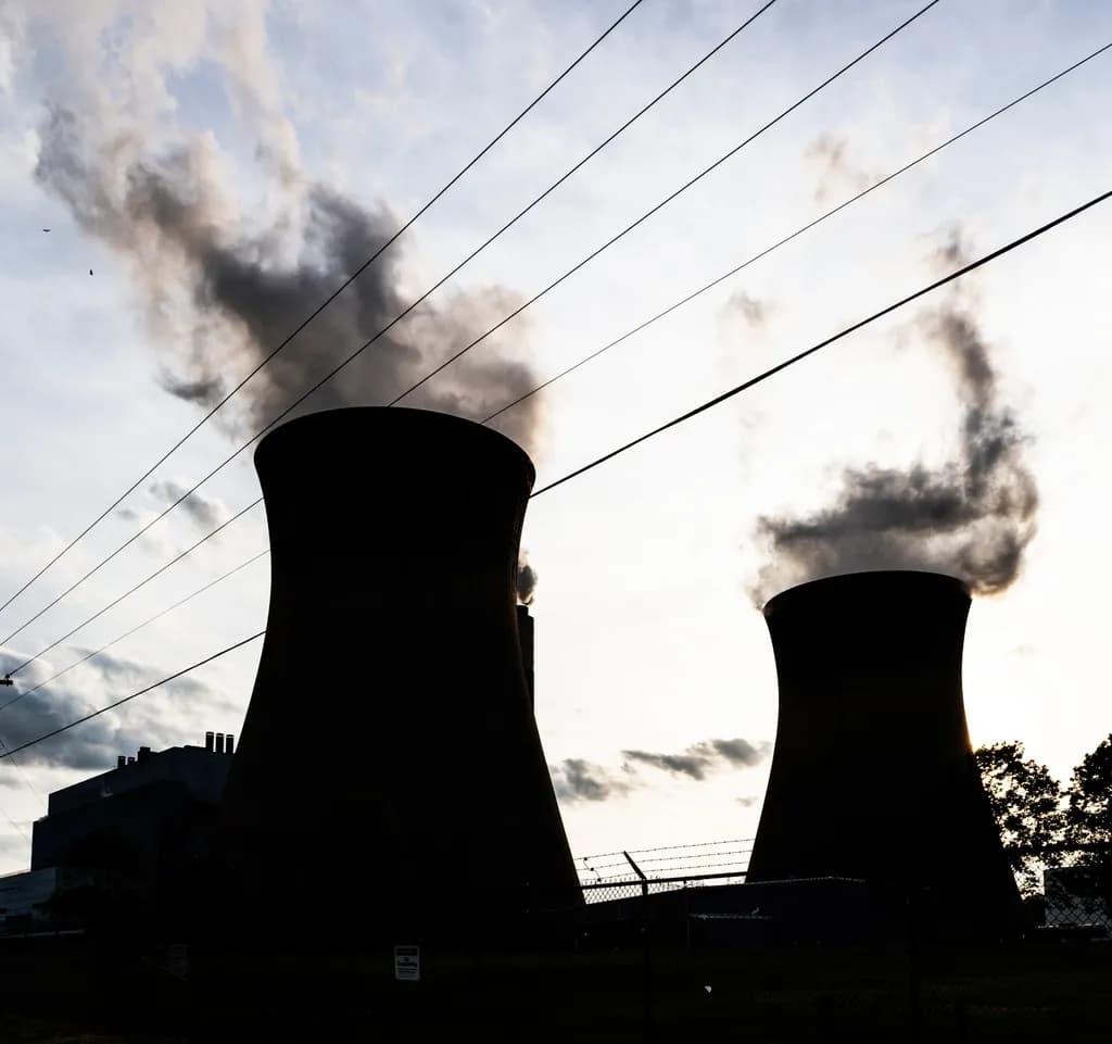 Două turnuri de răcire ale unei centrale electrice, cu abur sau vapori emanând deasupra lor și linii electrice în prim-plan. (Foto ilustrativă: Carol M Highsmith / CC0 1.0, Openverse)