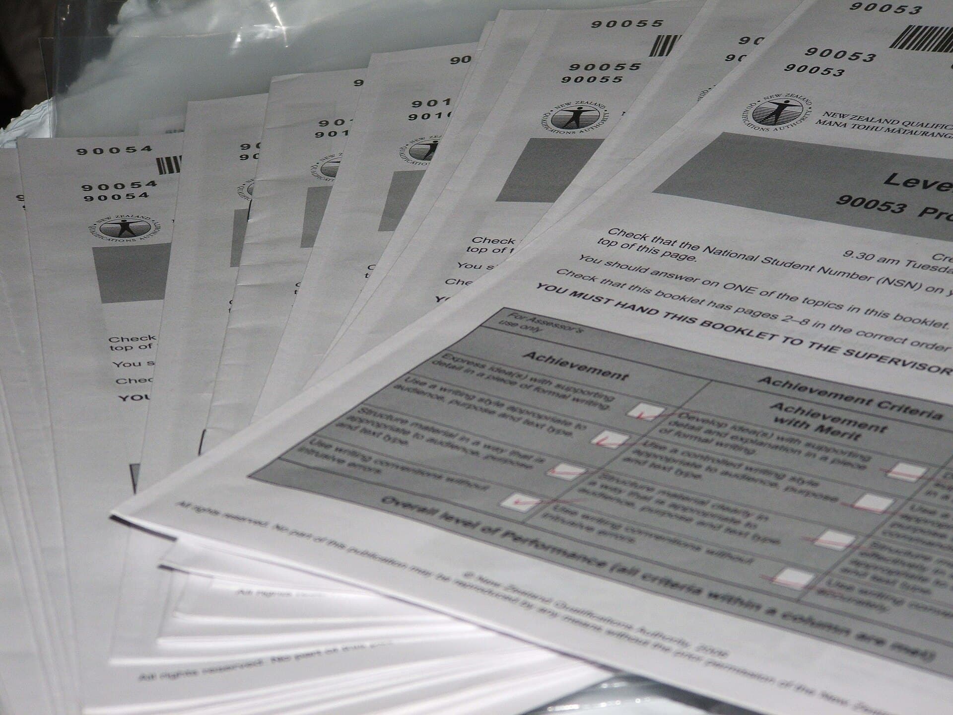 Teancuri de foi cu subiecte și formulare de examen tipărite. (Foto de arhivă: Gabriel Pollard / CC BY-SA 2.5, Wikimedia Commons)