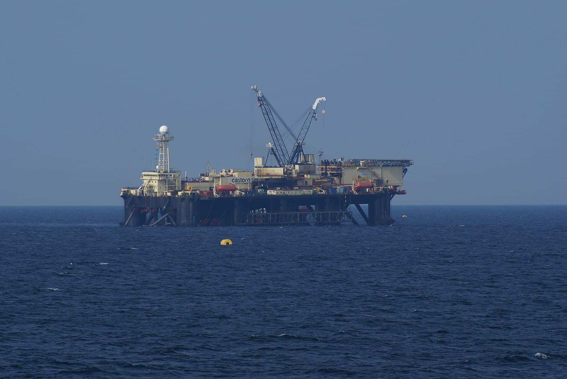O platformă sau navă de foraj offshore, aflată pe mare. (Foto: Philfaebuckie / Public domain, Wikimedia Commons)