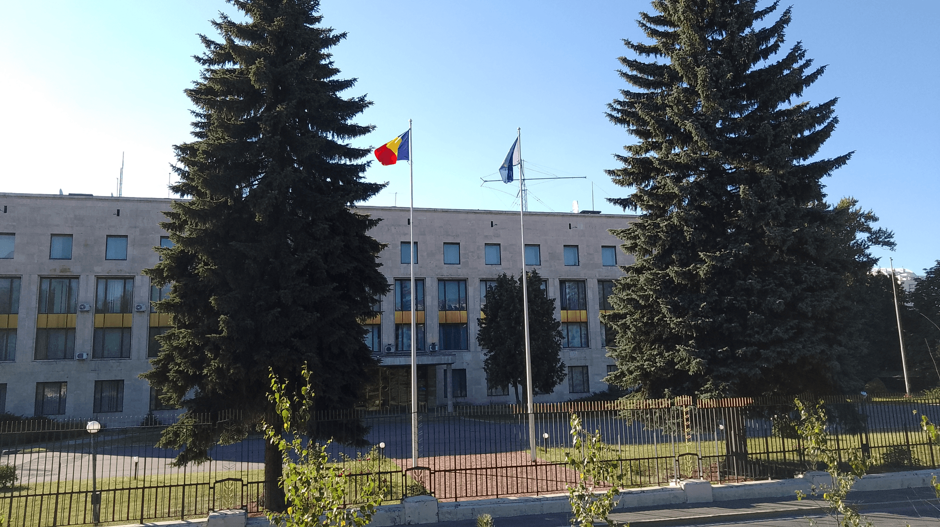O clădire diplomatică românească din Moscova, cu drapelul României și un alt drapel în față. (Foto: TagMorgan / CC BY-SA 4.0, Wikimedia Commons)