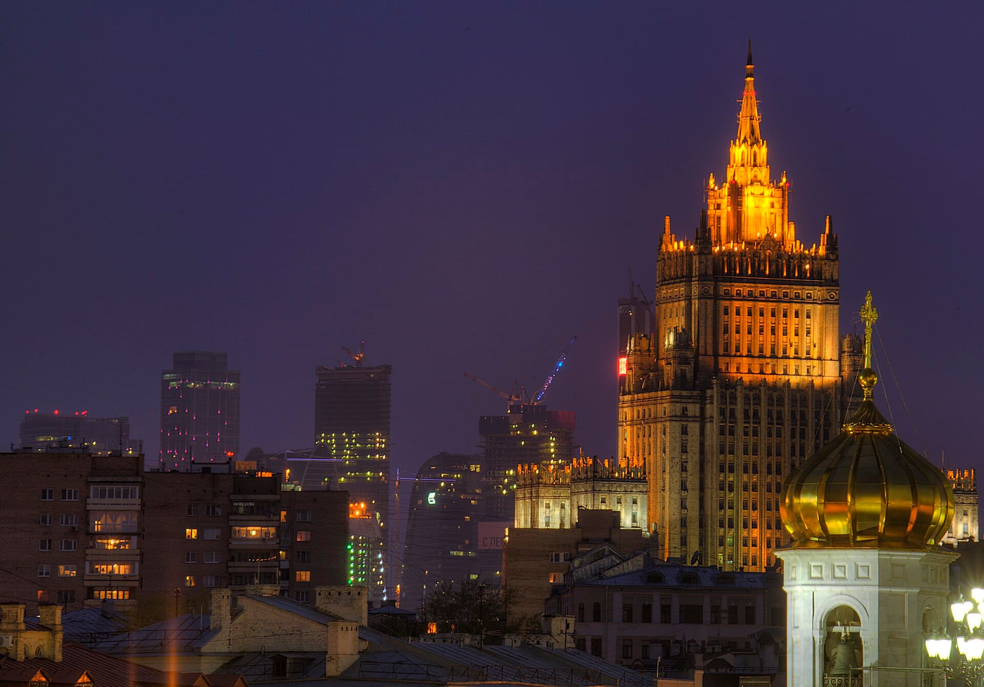 Clădirea Ministerului rus de Externe, iluminată noaptea, într-o panoramă urbană a Moscovei. (Foto: Pavel Kazachkov from Moscow, Russia / CC BY 2.0, Wikimedia Commons)