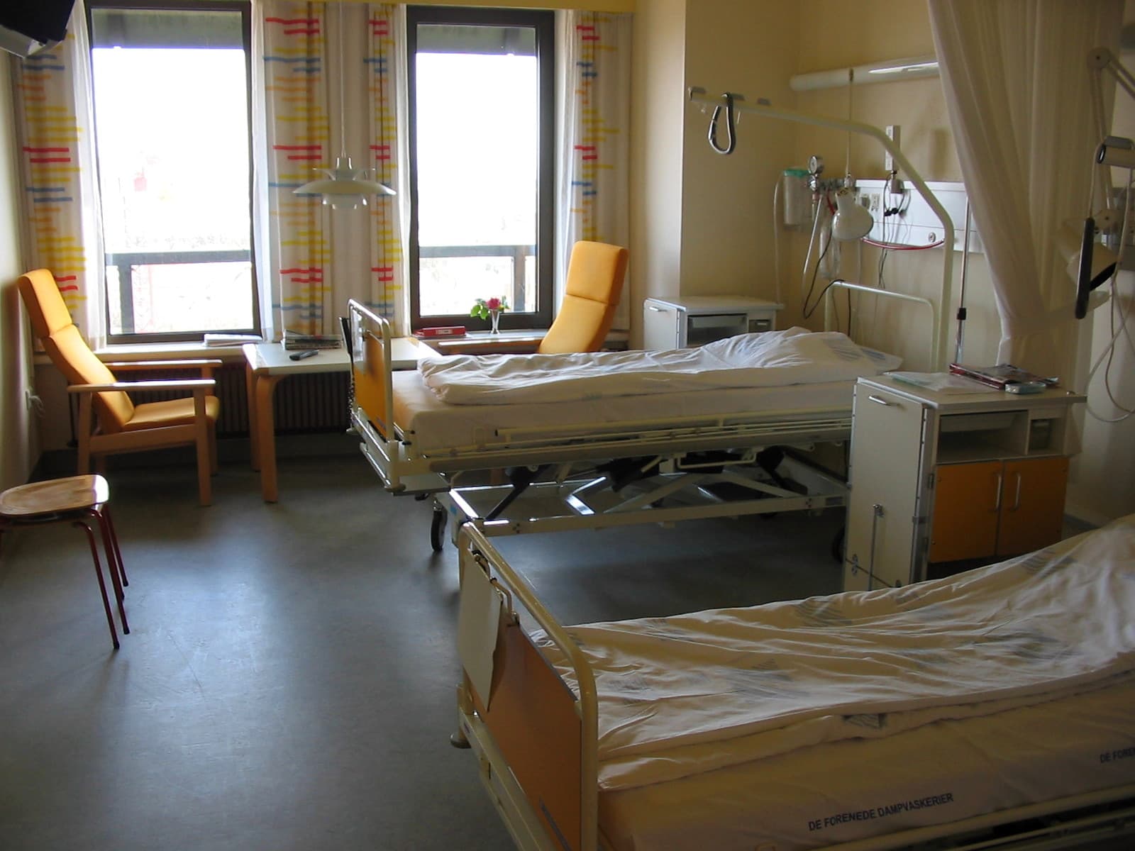 Salon de spital cu paturi, echipamente medicale și fotolii. (Foto de arhivă: Tomasz Sienicki [user: tsca , mail: tomasz.sienicki at gmail.com] / Public domain, Wikimedia Commons)