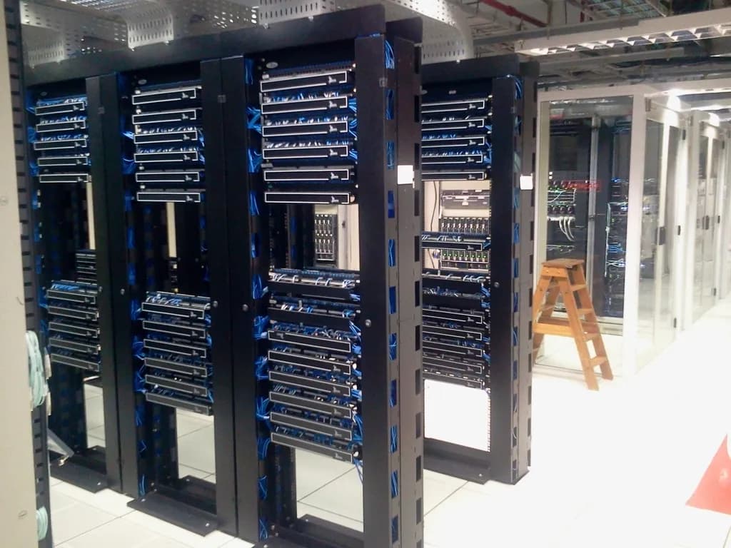 Rackuri cu servere într-un centru de date. (Foto ilustrativă: necunoscut / CC0 1.0, Openverse)