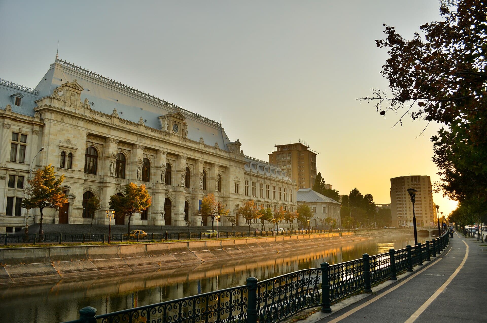 Clădirea Palatului de Justiție din București, sediul Curții de Apel București, văzută din exterior, pe malul Dâmboviței. (Foto: Andreiscurei / CC BY-SA 3.0 ro, Wikimedia Commons)