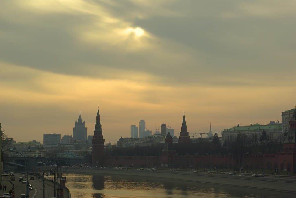 Vedere asupra Kremlinului din Moscova, cu râul Moscova în prim-plan. (Foto: AlphaTangoBravo / Adam Baker / BY 2.0, Openverse)
