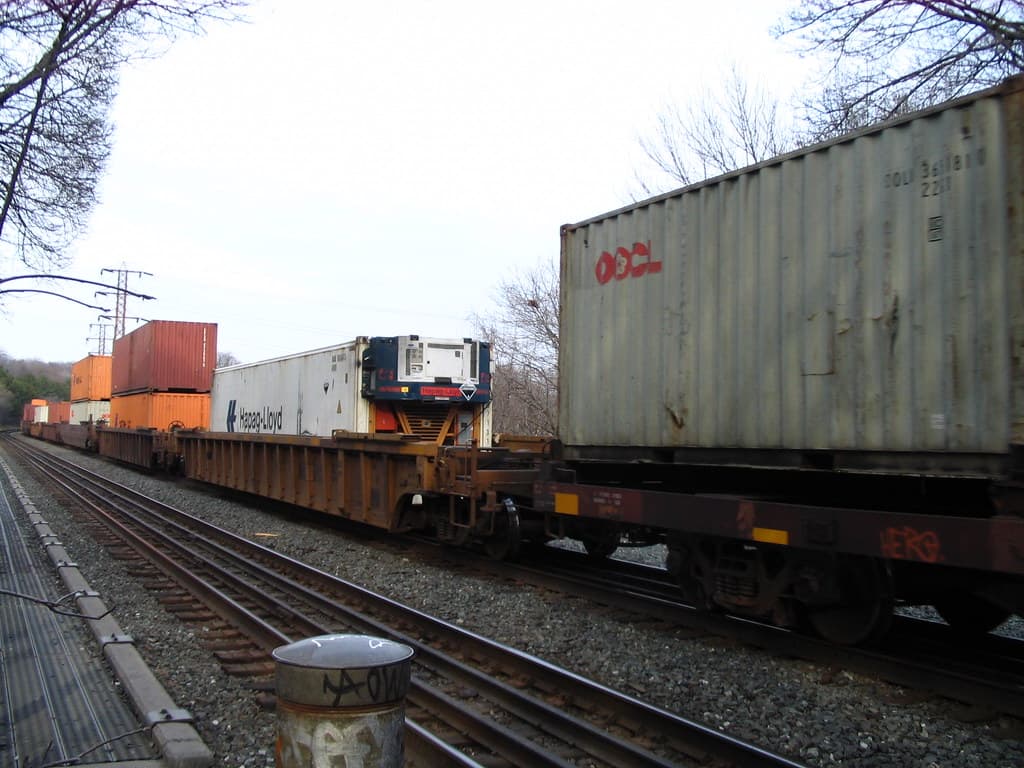 Un tren de marfă cu containere, surprins pe o linie ferată. (Foto de arhivă: Loozrboy / BY-SA 2.0, Openverse)