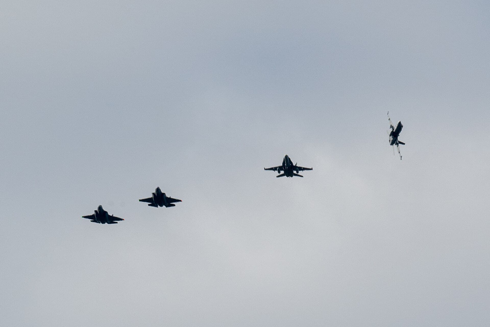Patru avioane de luptă zburând în formație pe un cer înnorat. (Foto: U.S. Air Force photo by Senior Airman Christopher Campbell / Public domain, Wikimedia Commons)