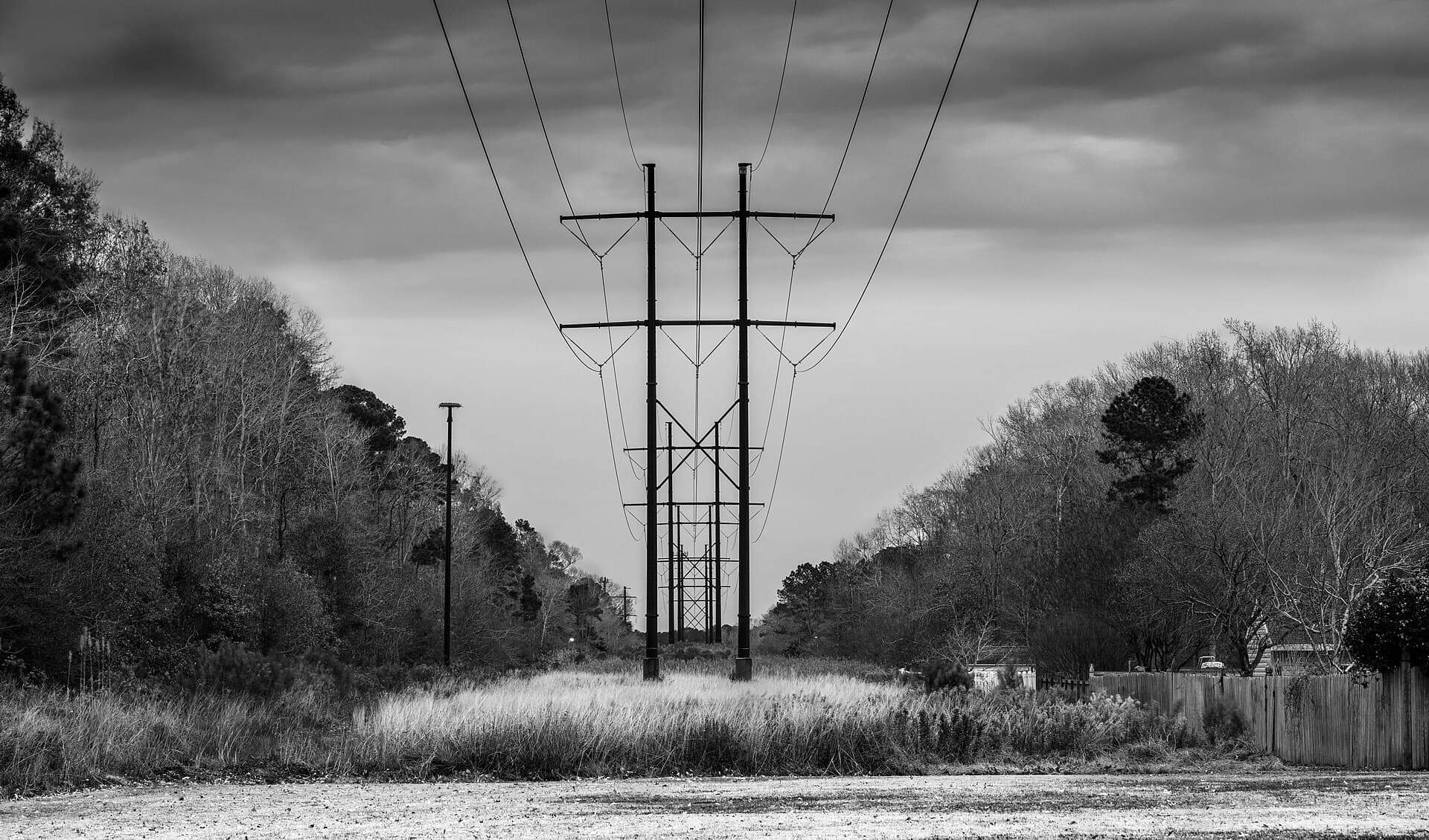 O linie de înaltă tensiune cu stâlpi și cabluri electrice, într-un peisaj rural. (Foto de arhivă: PumpkinSky / CC BY-SA 3.0, Wikimedia Commons)