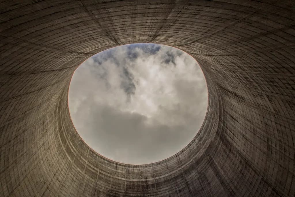 Interiorul unui turn de răcire, fotografiat de jos spre deschiderea circulară către cer. (Foto ilustrativă: necunoscut / CC0 1.0, Openverse)