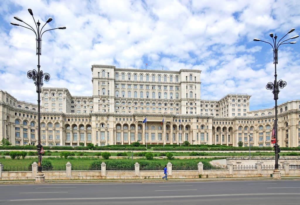 Clădirea Parlamentului din București, surprinsă într-o zi obișnuită. (Foto: archer10 (Dennis) / BY-SA 2.0, Openverse)