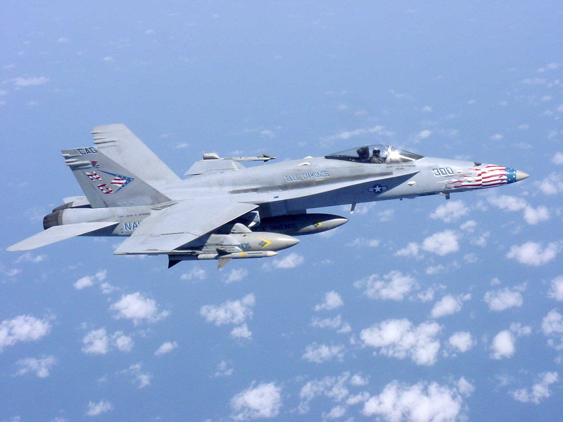 Avion de luptă al Forțelor Aeriene Române în timpul unui zbor. (Foto de arhivă: U.S. Navy photo by Lt. Kyle "Chet" Turco. / Public domain, Wikimedia Commons)
