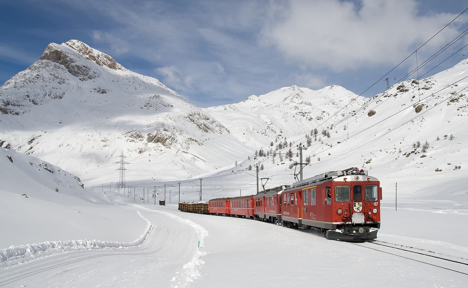 Un tren pe calea ferată în zona Caracal, între stațiile Caracal și Fărcașele. (Foto de arhivă: Kabelleger / David Gubler / Public domain, Wikimedia Commons)