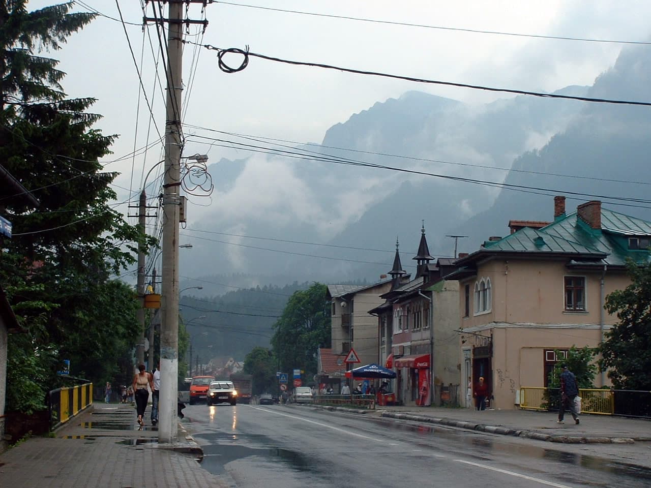 Șoseaua DN1 din Bușteni după ploile puternice și viiturile care au afectat traficul. (Foto: Alesia17 / CC BY 3.0, Wikimedia Commons)