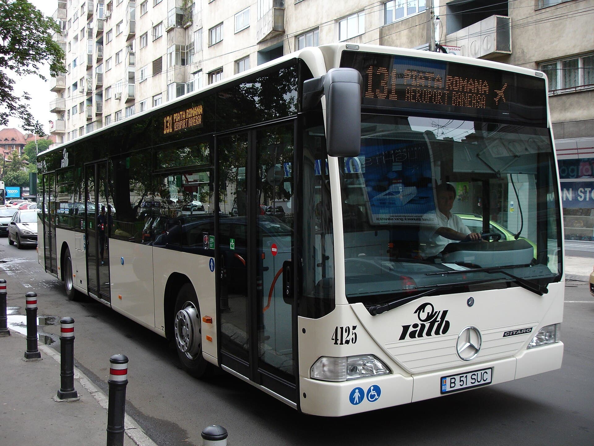 Autobuz STB circulând pe o stradă din București. (Foto: Stefan Puscasu / Public domain, Wikimedia Commons)
