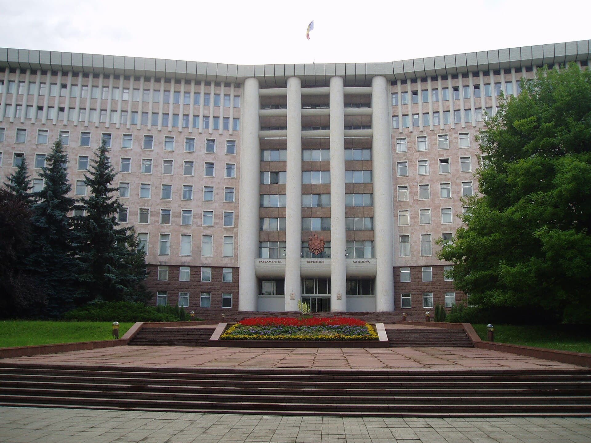 Clădirea Parlamentului Republicii Moldova, ilustrând cadrul politic al negocierilor europene. (Foto: Guttorm Flatabø from Sogndal, Norway / CC BY 2.0, Wikimedia Commons)