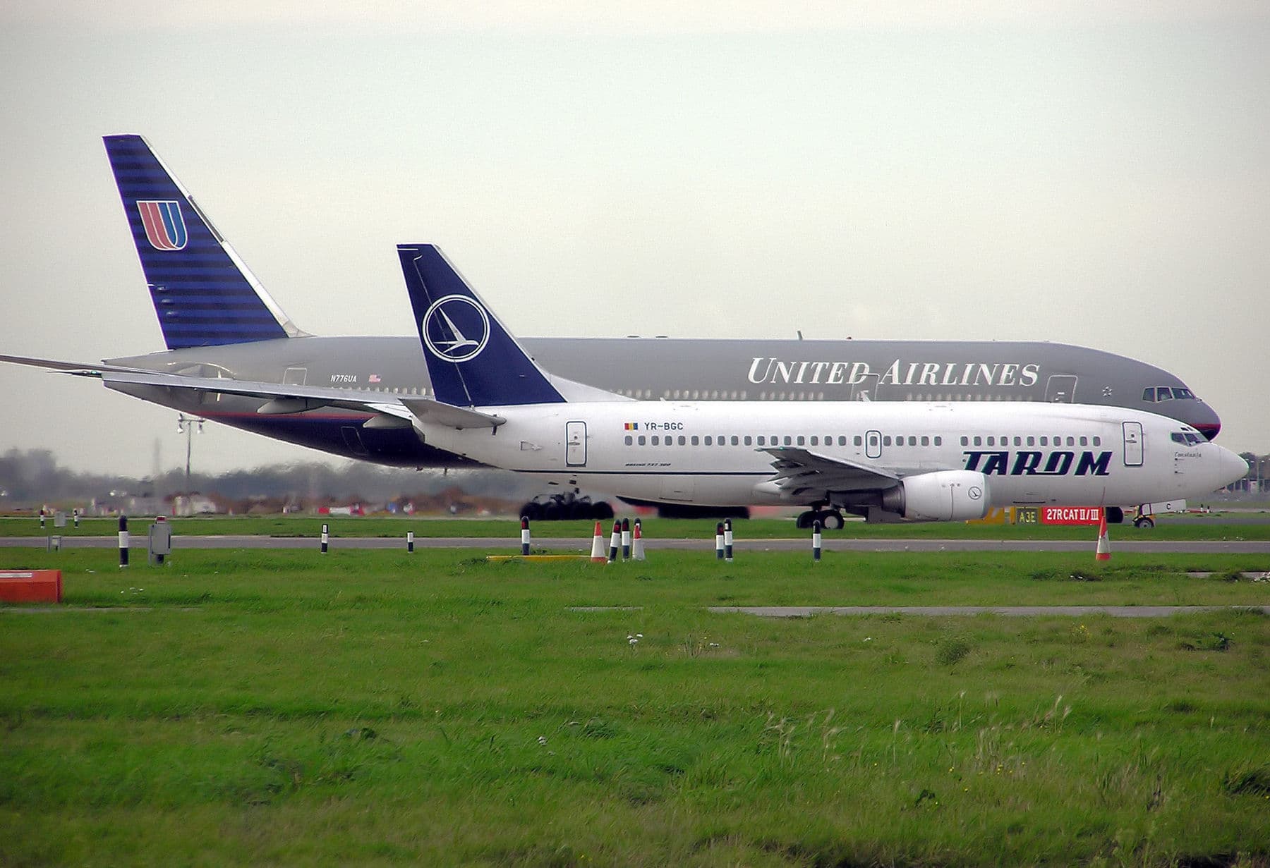 Un avion TAROM pe platforma unui aeroport. (Foto: Adrian Pingstone, Arpingstone / Public domain, Wikimedia Commons)