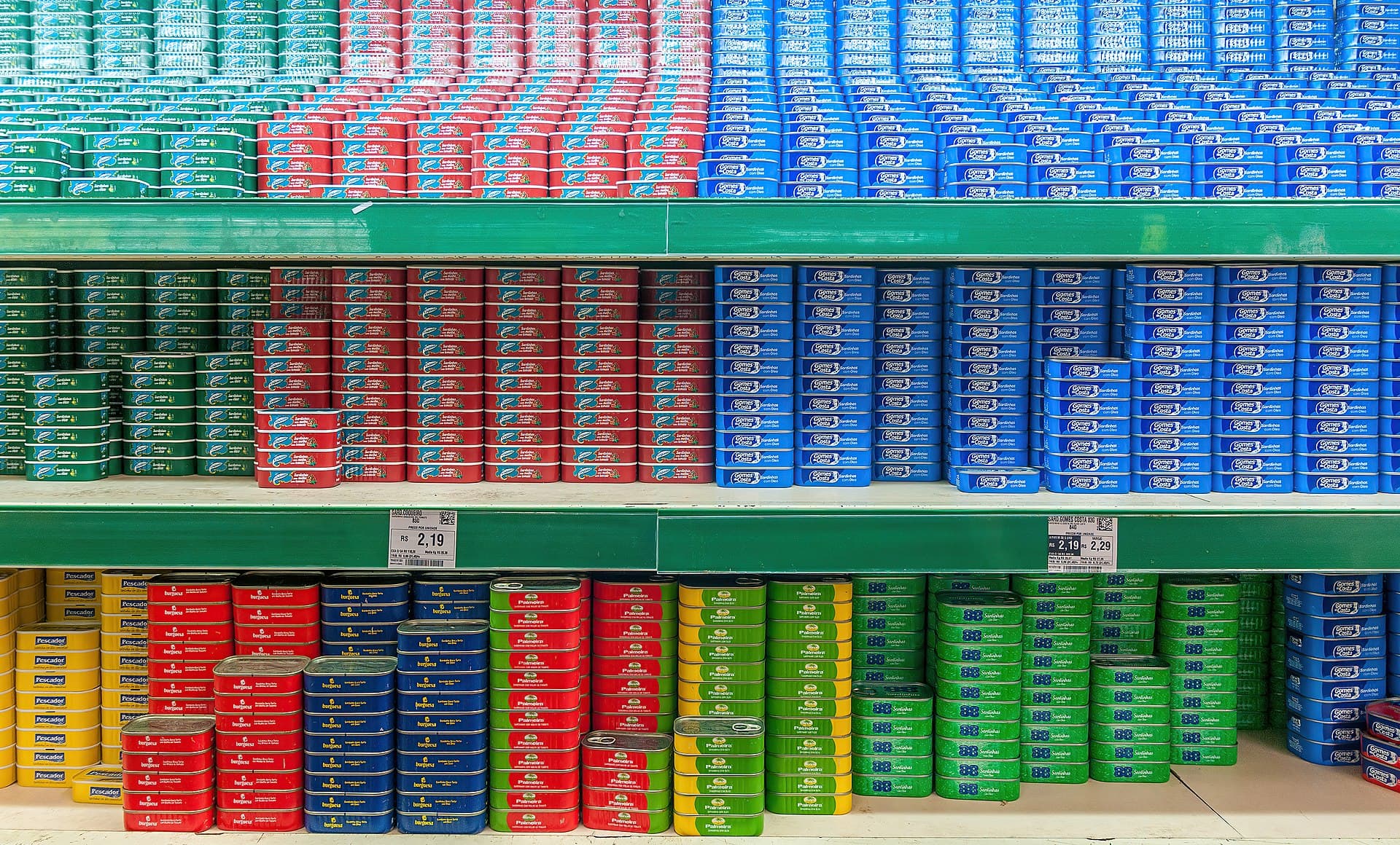 Rafturi cu produse alimentare într-un supermarket, imagine ilustrativă pentru verificările ANPC. (Foto de arhivă: Wilfredor / CC BY-SA 4.0, Wikimedia Commons)