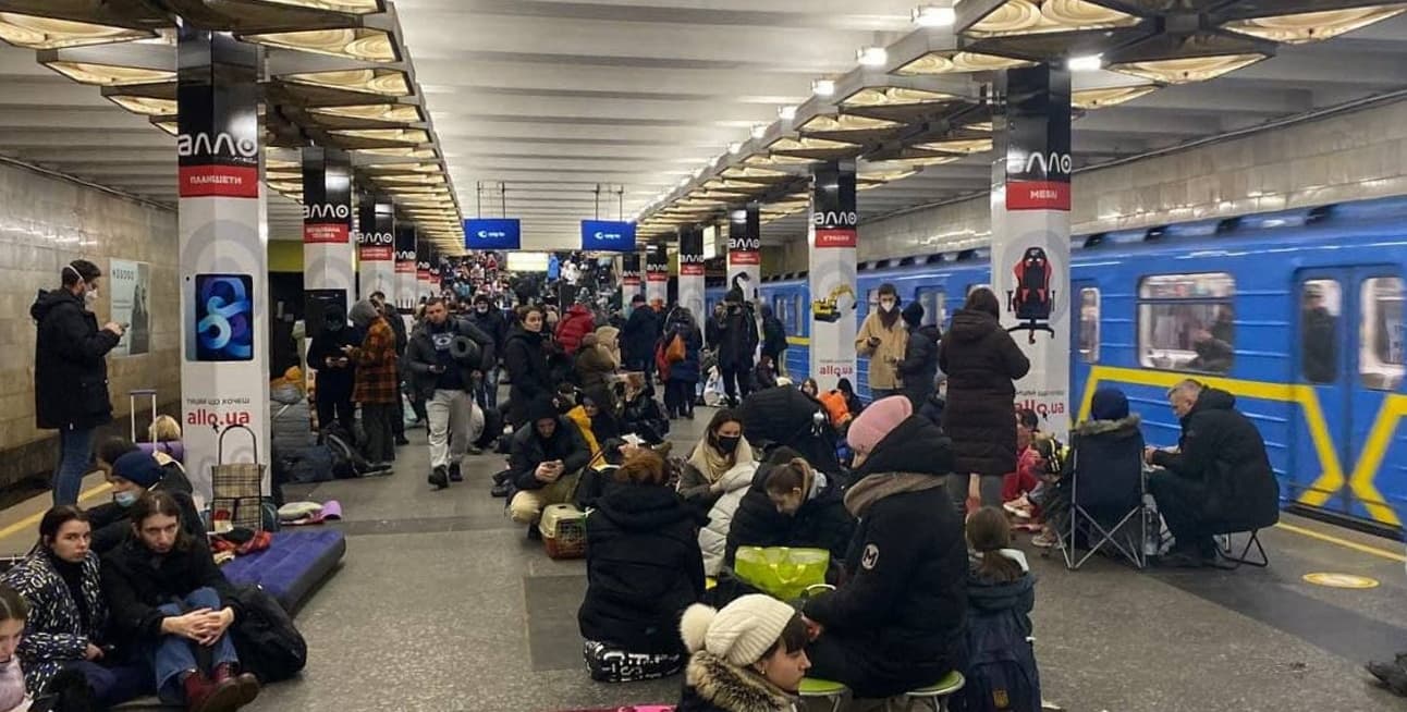 O stație de metrou din Kyiv, cu numeroși civili adăpostiți pe peroane și un tren albastru-galben. (Foto: Kyiv City Council / BY 4.0, Openverse)