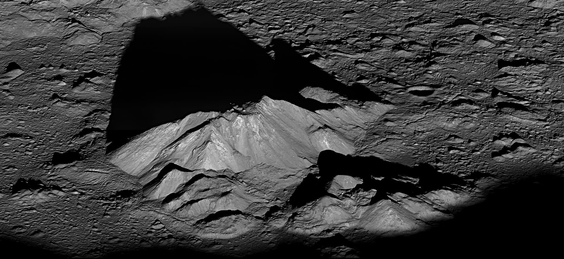 O suprafață craterizată și accidentată a Lunii, fotografiată în tonuri de gri. (Foto de arhivă: NASA / GSFC / Arizona State Univ. / Lunar Reconnaissance Orbiter / Public domain, Wikimedia Commons)