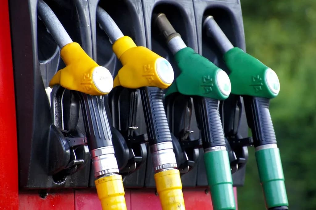 Pistoale de alimentare cu combustibil, inclusiv duze pentru motorină, la o stație de carburant. (Foto ilustrativă: necunoscut / CC0 1.0, Openverse)