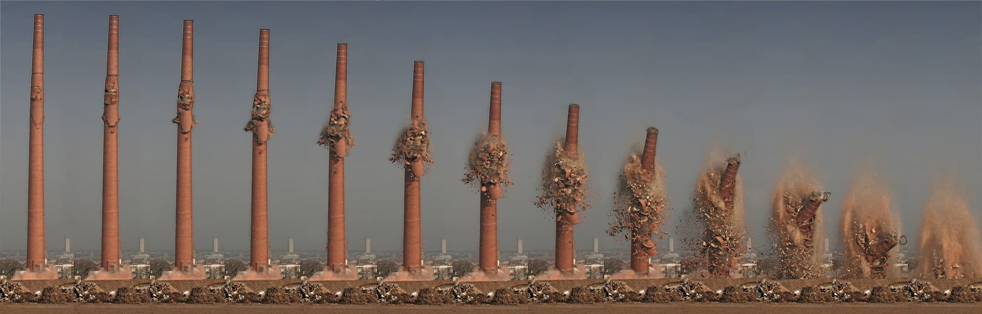 Secvență fotografică a unor explozii controlate care doboară mai multe coșuri industriale. (Foto de arhivă: Heptagon / CC BY-SA 3.0, Wikimedia Commons)