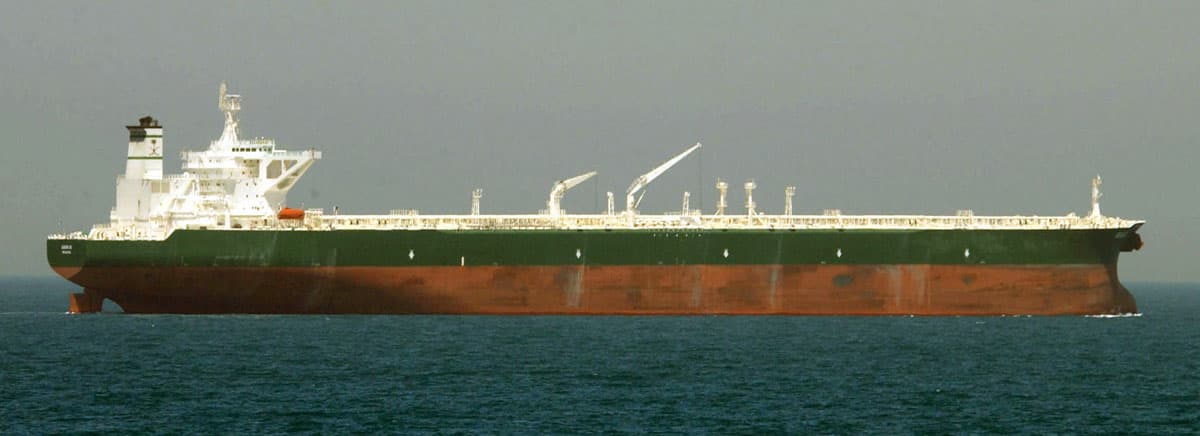 Un petrolier mare, fotografiat pe mare. (Foto de arhivă: necunoscut / Public domain, Wikimedia Commons)