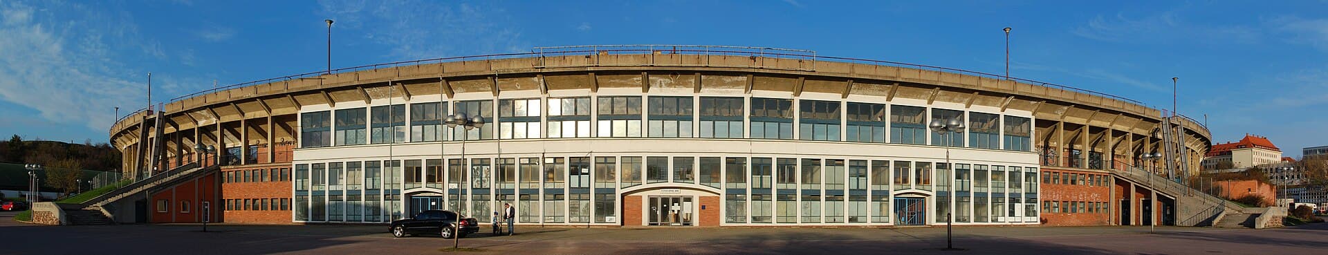 Exteriorul unui stadion de fotbal, probabil arena Universității Craiova. (Foto de arhivă: Sveter (Please credit as "Petr Šmerkl, Wikipedia" in case you use this outside W / CC BY-SA 3.0, Wikimedia Commons)