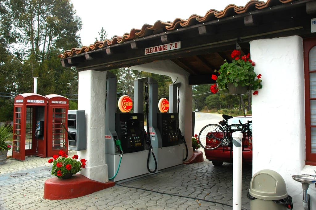 O stație de alimentare cu pompe de carburant, într-un decor de epocă. (Foto de arhivă: Wonderlane / BY 2.0, Openverse)