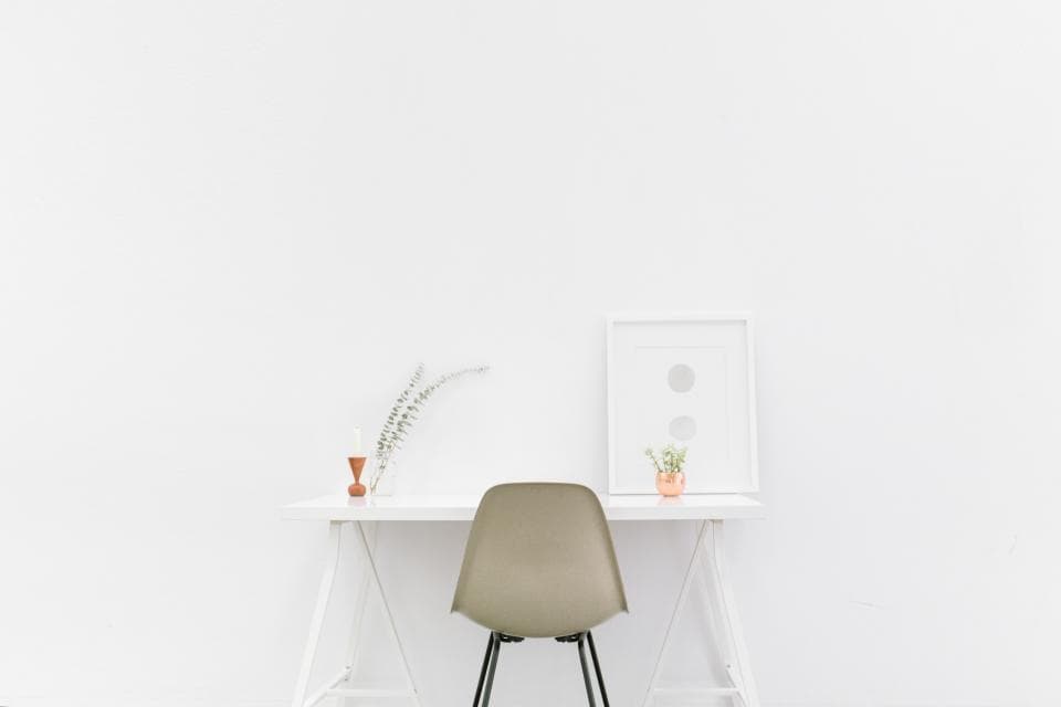 Un birou minimalist, cu un scaun și obiecte decorative, într-un spațiu interior luminos. (Foto ilustrativă: Bench Accounting / CC0 1.0, Openverse)